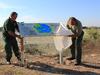 Λειτουργοί της Υπηρεσίας Θήρας και Πανίδας τοποθετούν την πρώτη από τις τρεις πινακιίδες στη λίμνη Ορόκλινης  (Δράση D1)